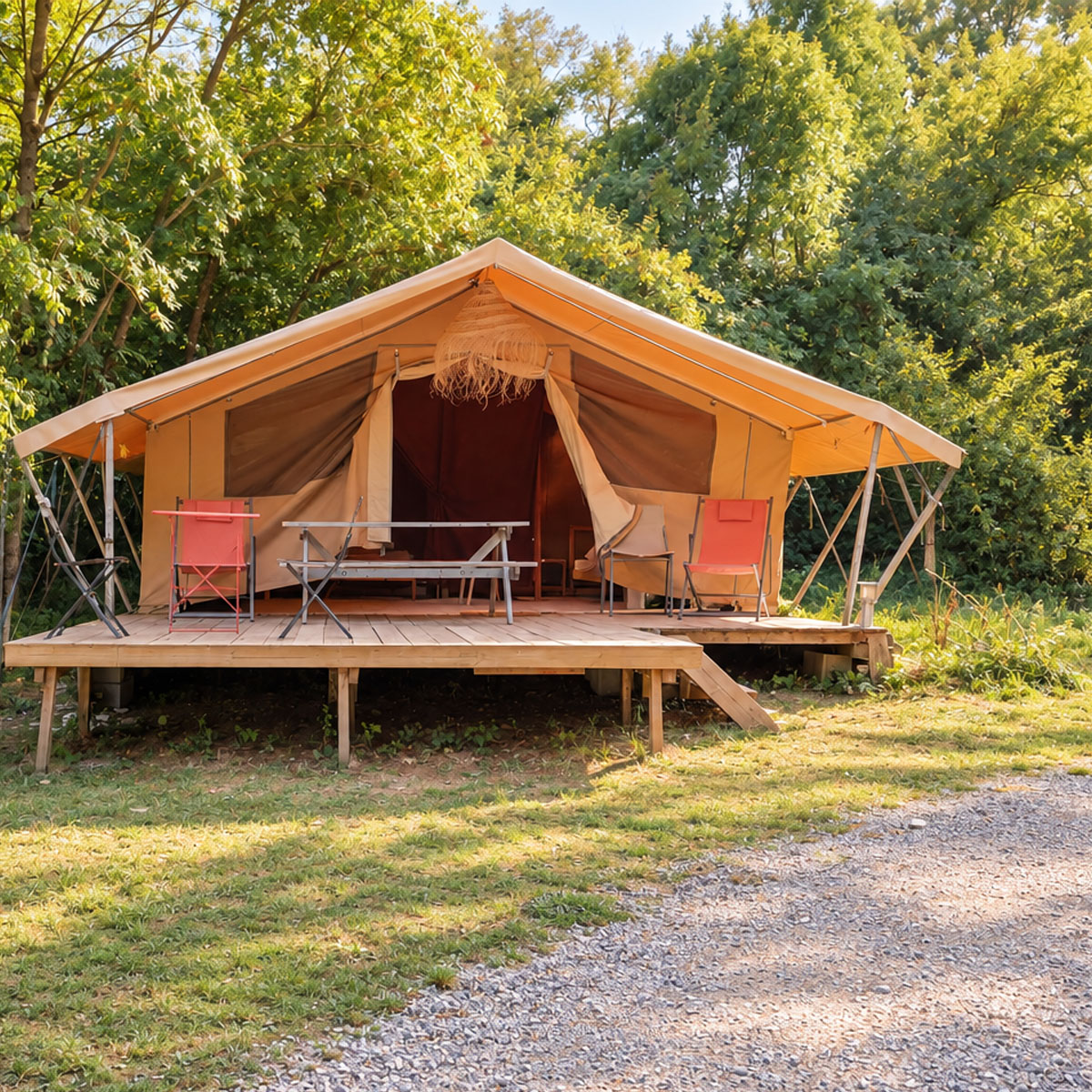 Vue extérieure du Lodge Canopée entouré de végétation