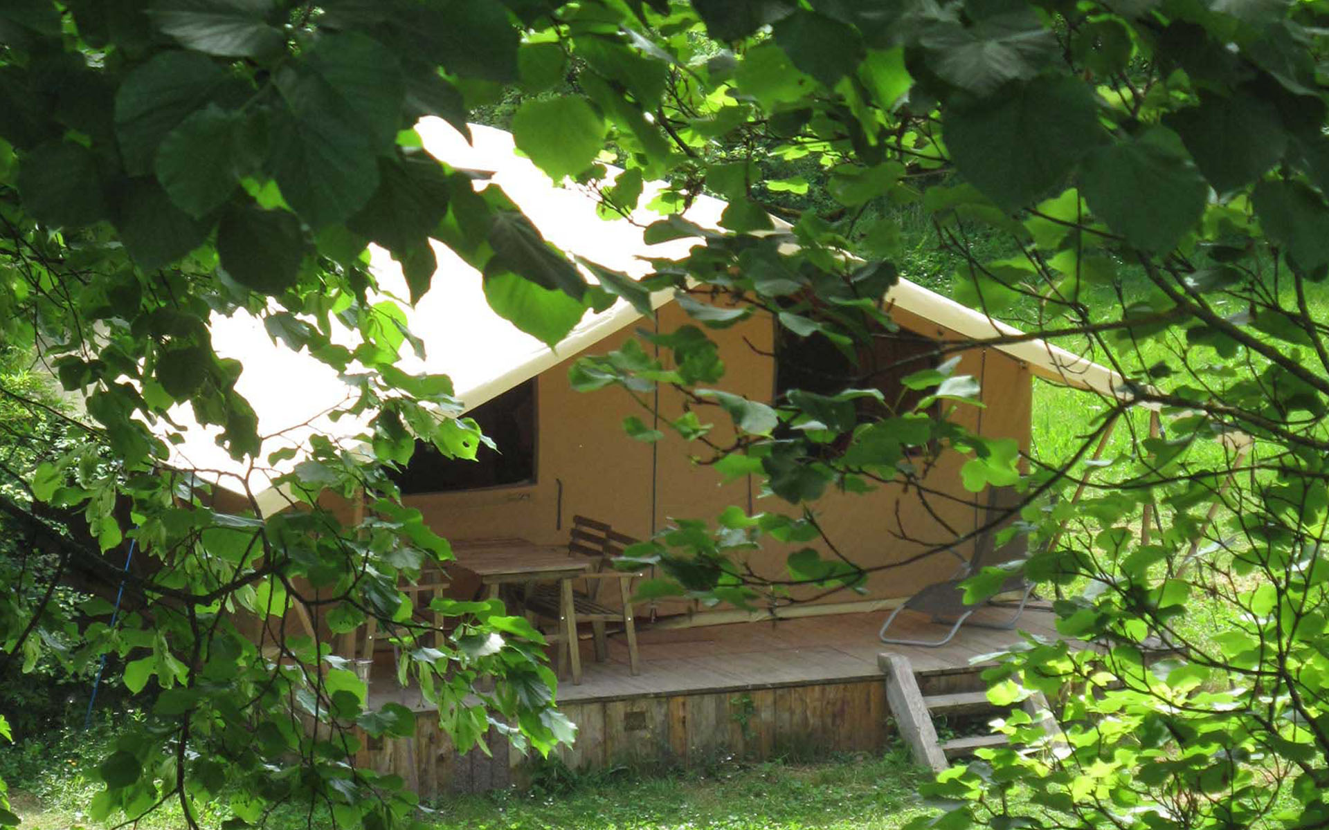 Le Lodge Canopée, tente safari en toile et bois aux Chamberts