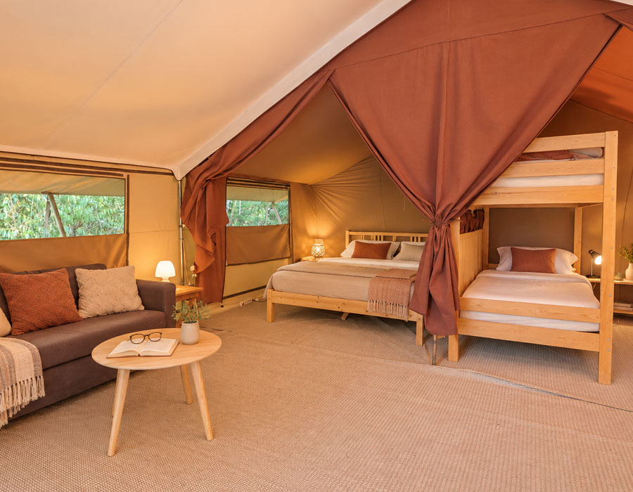 Pièce de vie de la tente safari en toile et bois