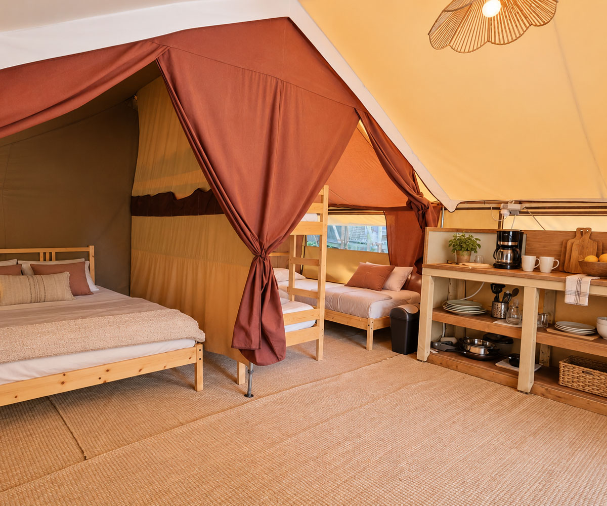 Espace de vie du Lodge Canopée pour les vacances en famille