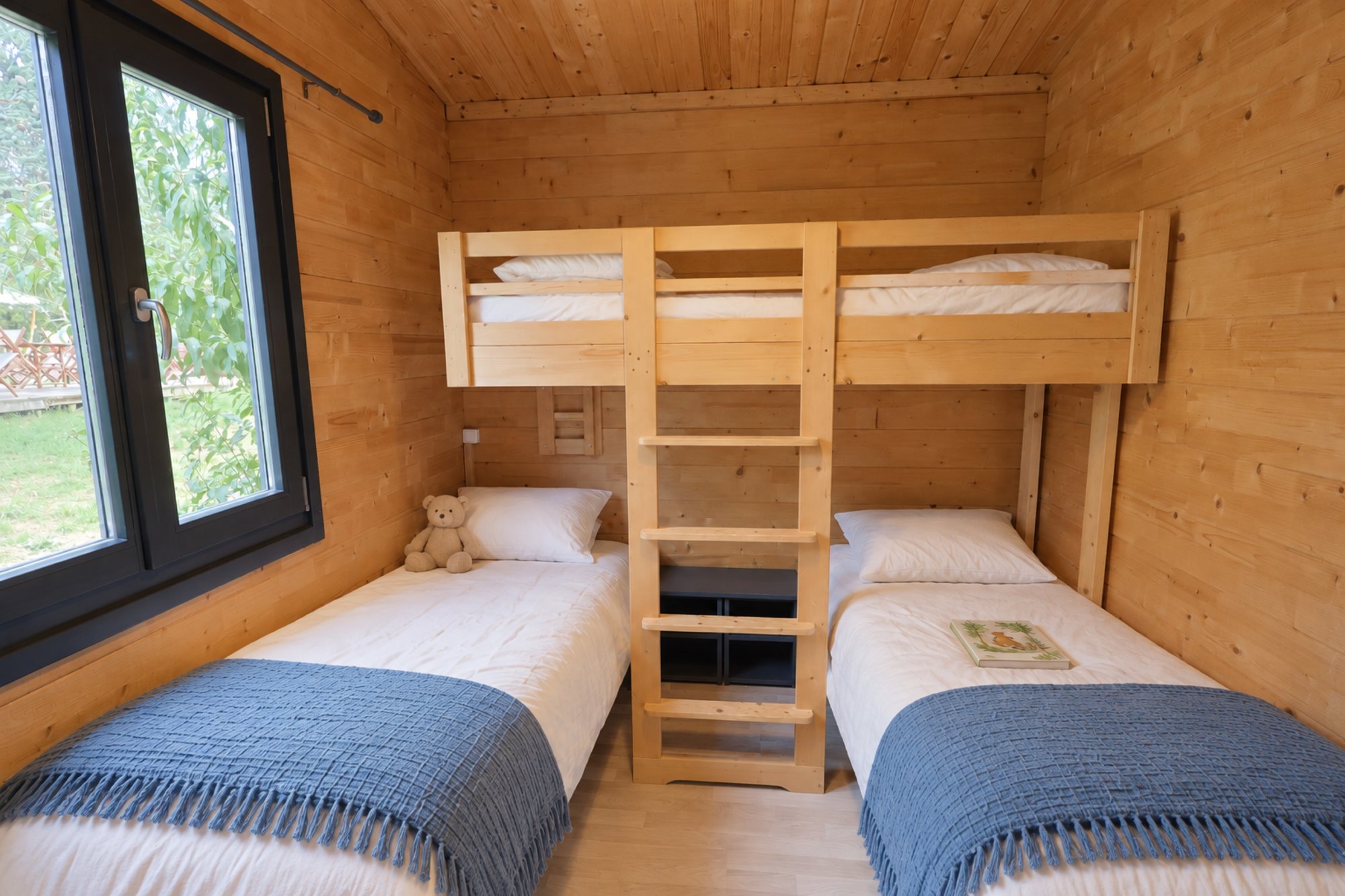 Chambre avec lit simple et deux lits superposés