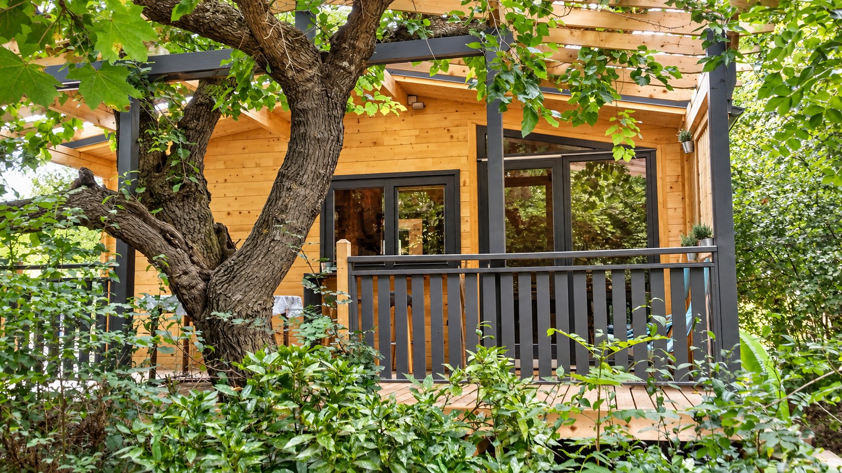 Chalet en bois et terrasse dans la végétation aux Chamberts