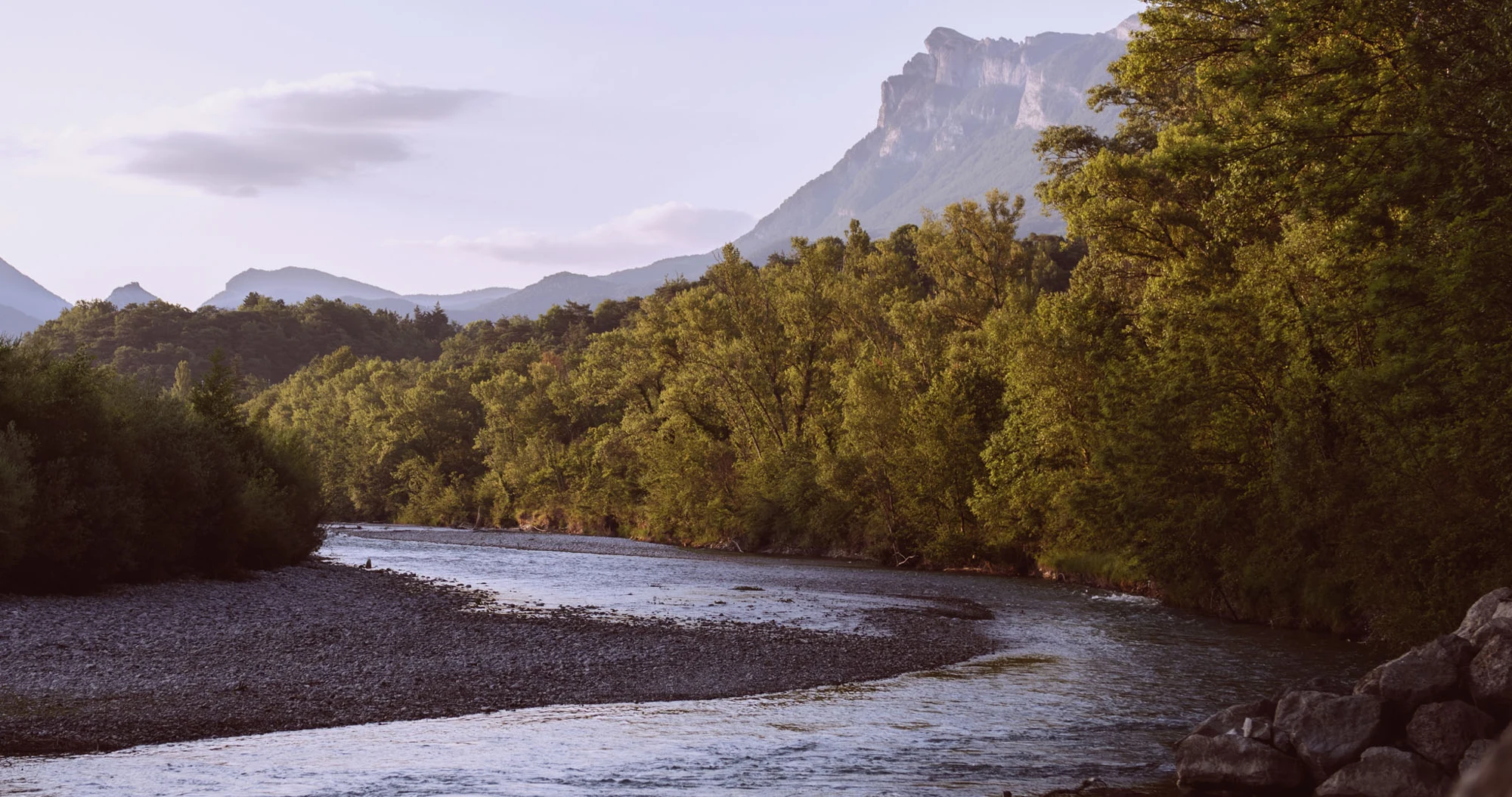 La rivière Drôme et les reliefs de la vallée aux Chamberts