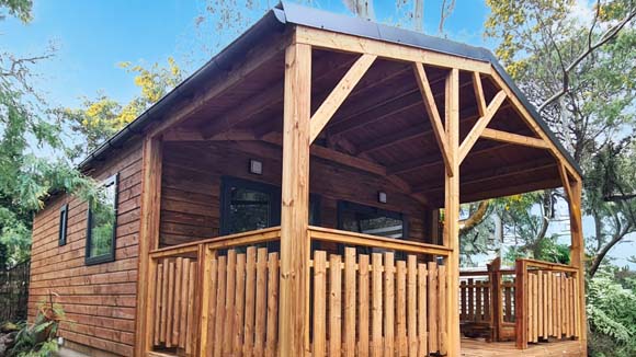 Nouveau chalet bois Sésame 28 au Camping Les Chamberts dans la Drôme avec bardage vertical naturel.