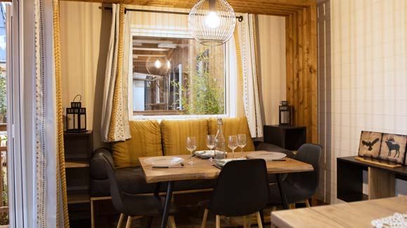 Intérieur contemporain chalet Sésame avec claustra bois et climatisation réversible, location Drôme.