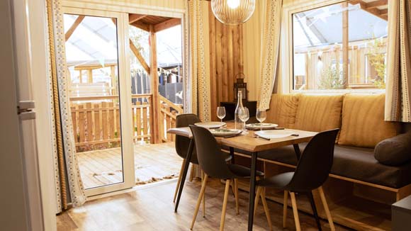 Location chalet bois Drôme avec fenêtre panoramique type concession pour un séjour nature.