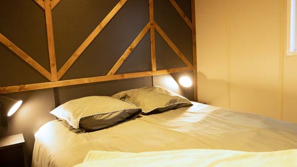 Chambre parentale avec rangements et stores occultants pour une nuit paisible aux Chamberts