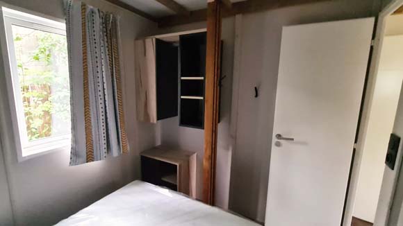 Chambre avec lits jumeaux et literie haute densité pour des vacances en famille dans la Drôme.