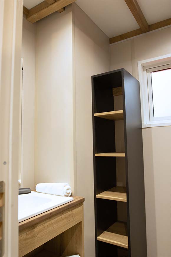 Salle de bain moderne avec douche XL 100x80 et sèche-serviettes dans le chalet Sésame.