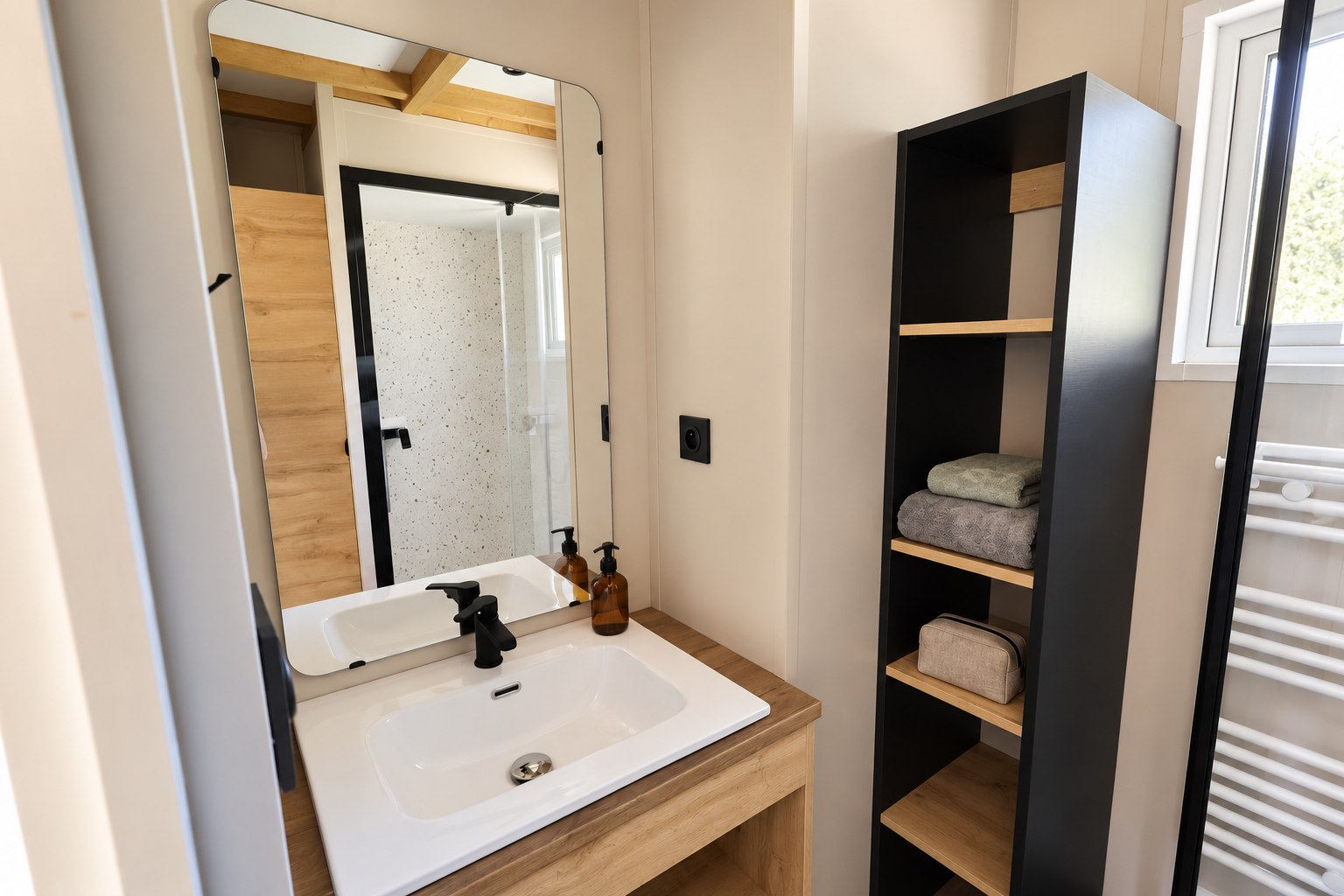 Vasque et rangements de la salle de bain du Sésame