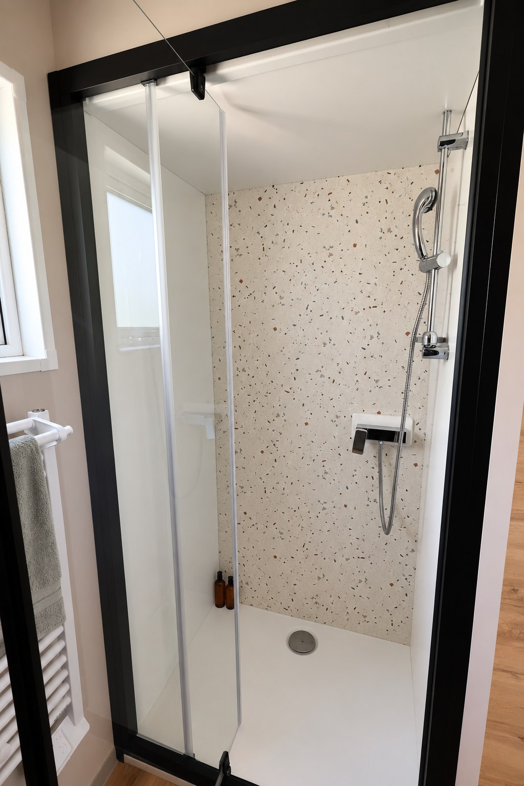 Douche XL avec paroi vitrée et décor terrazzo