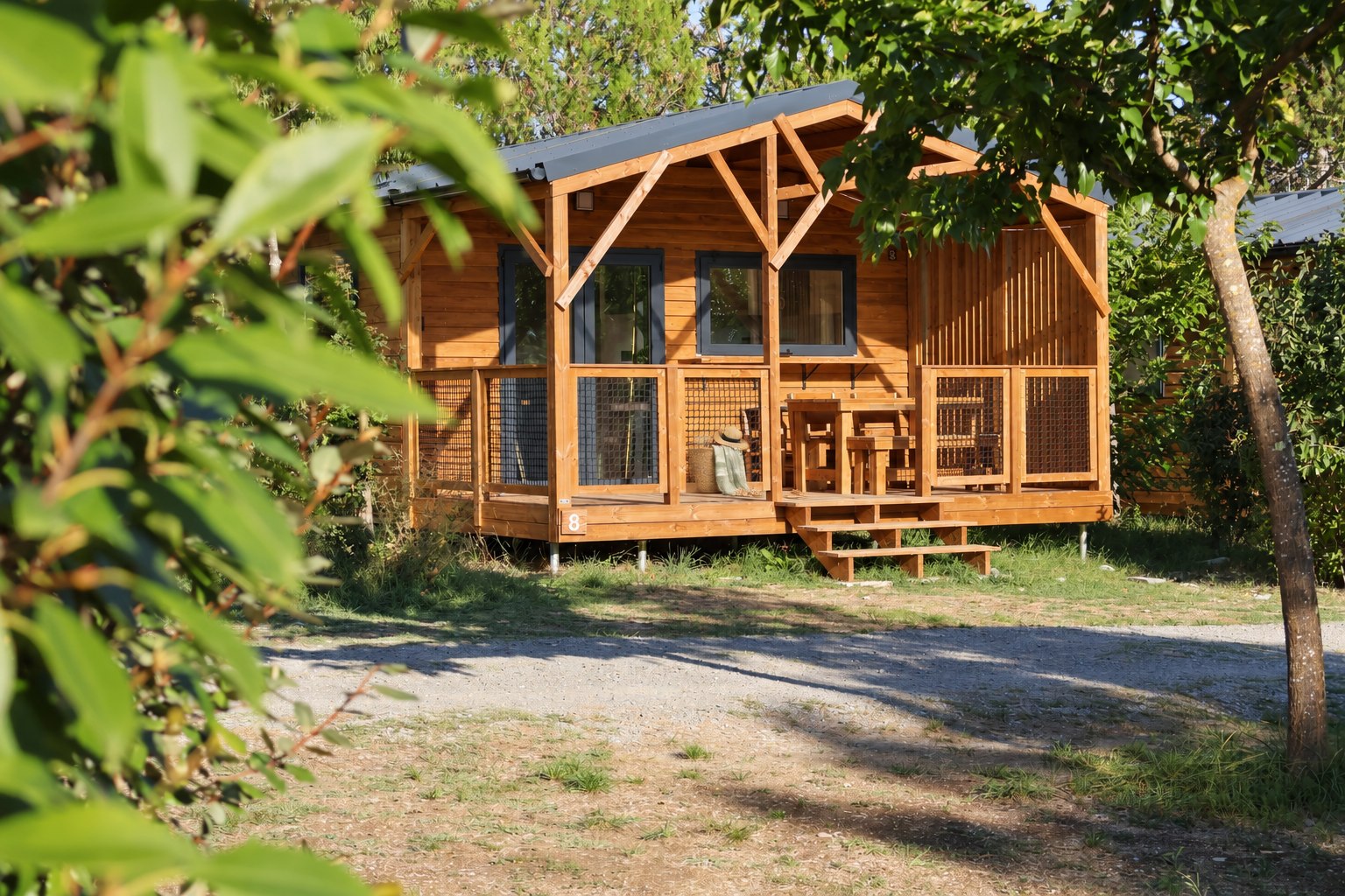 Chalet Sésame entouré de feuillages aux Chamberts