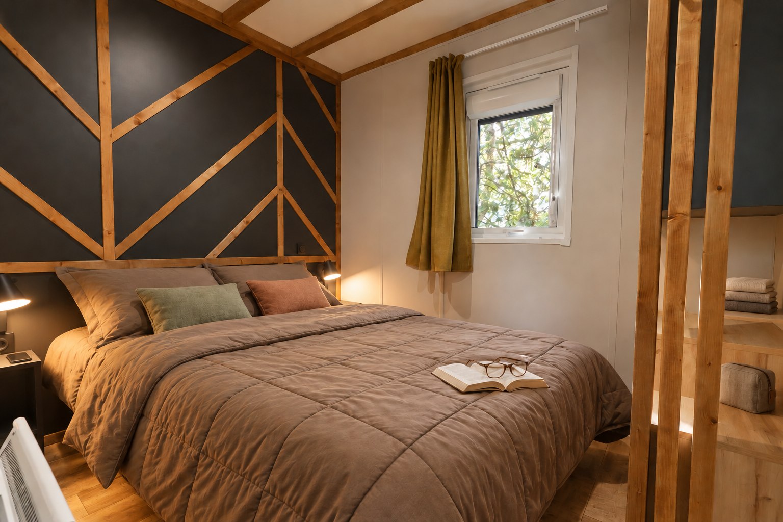 Chambre parents du chalet Sésame avec lit double et rangements