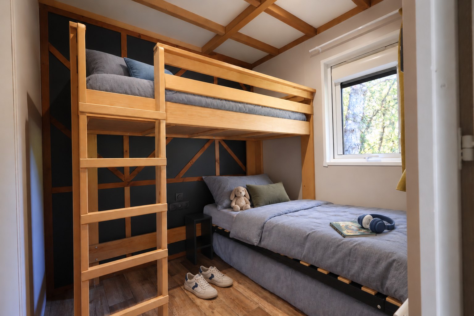 Chambre enfants avec lit en hauteur et lit gigogne en dessous