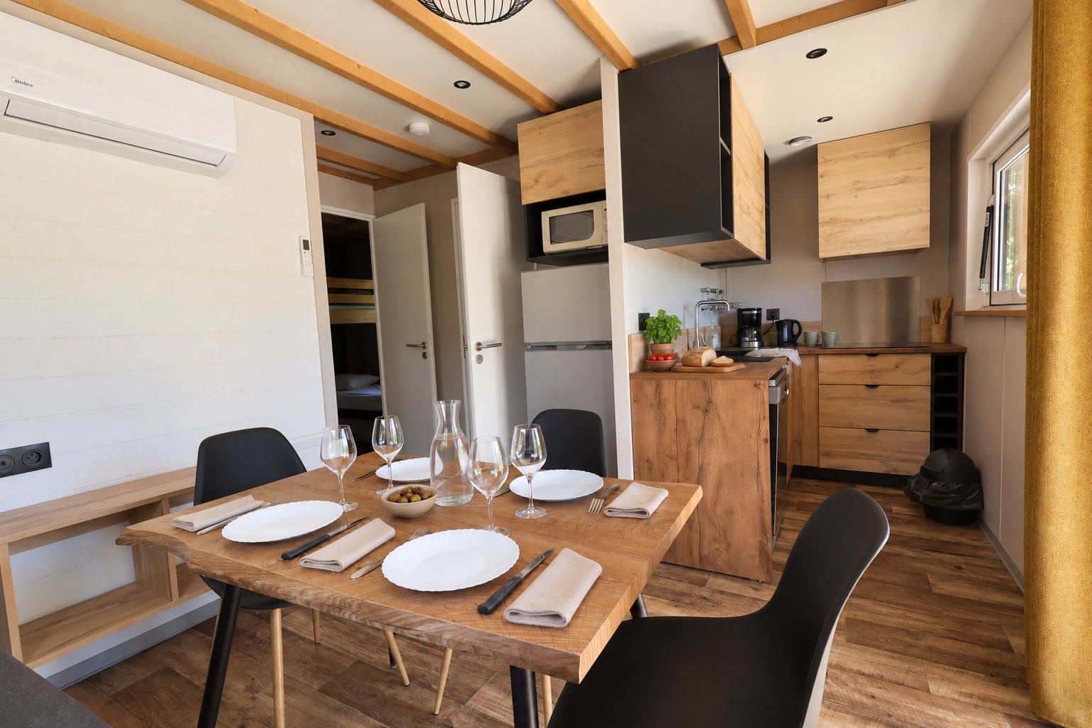 Table dressée et cuisine équipée du chalet Sésame