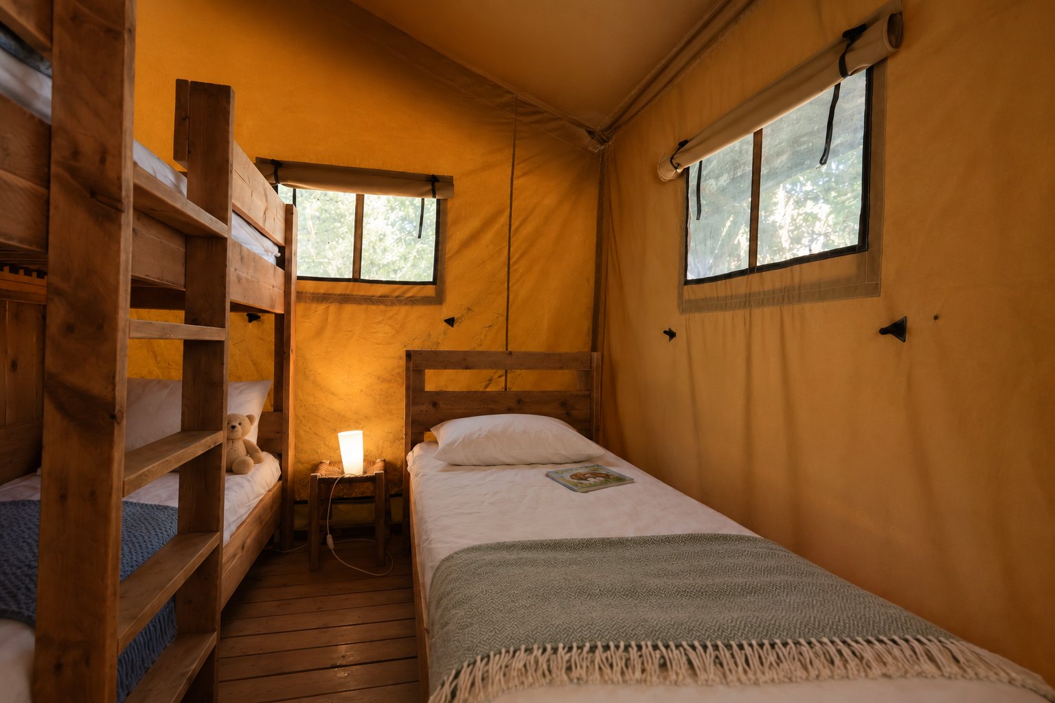 Lit simple et lits superposés de la chambre enfants