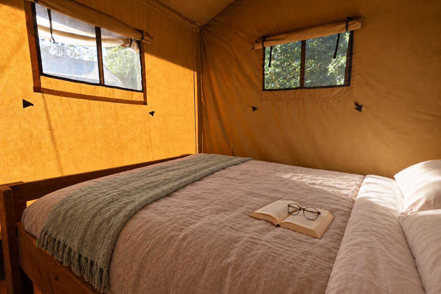 Autre vue de la chambre parents sous la toile ocre